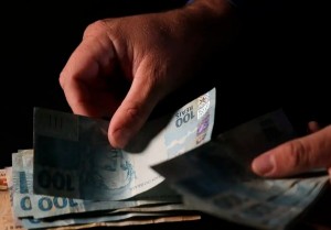 Brasileiros sacaram em abril R$ 482,8 milhões esquecidos em bancos