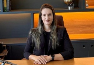 Pensão alimentícia não é encerrada automaticamente aos 18 anos, esclarece especialista